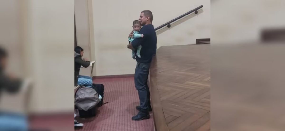 profesor con una bebe.JPG