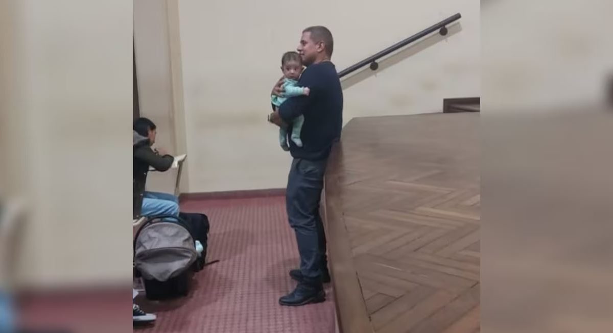 profesor con una bebe.JPG