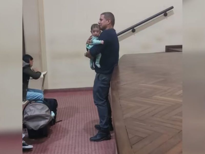 profesor con una bebe.JPG