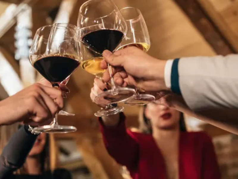 gente-tomando-vino-xd.png