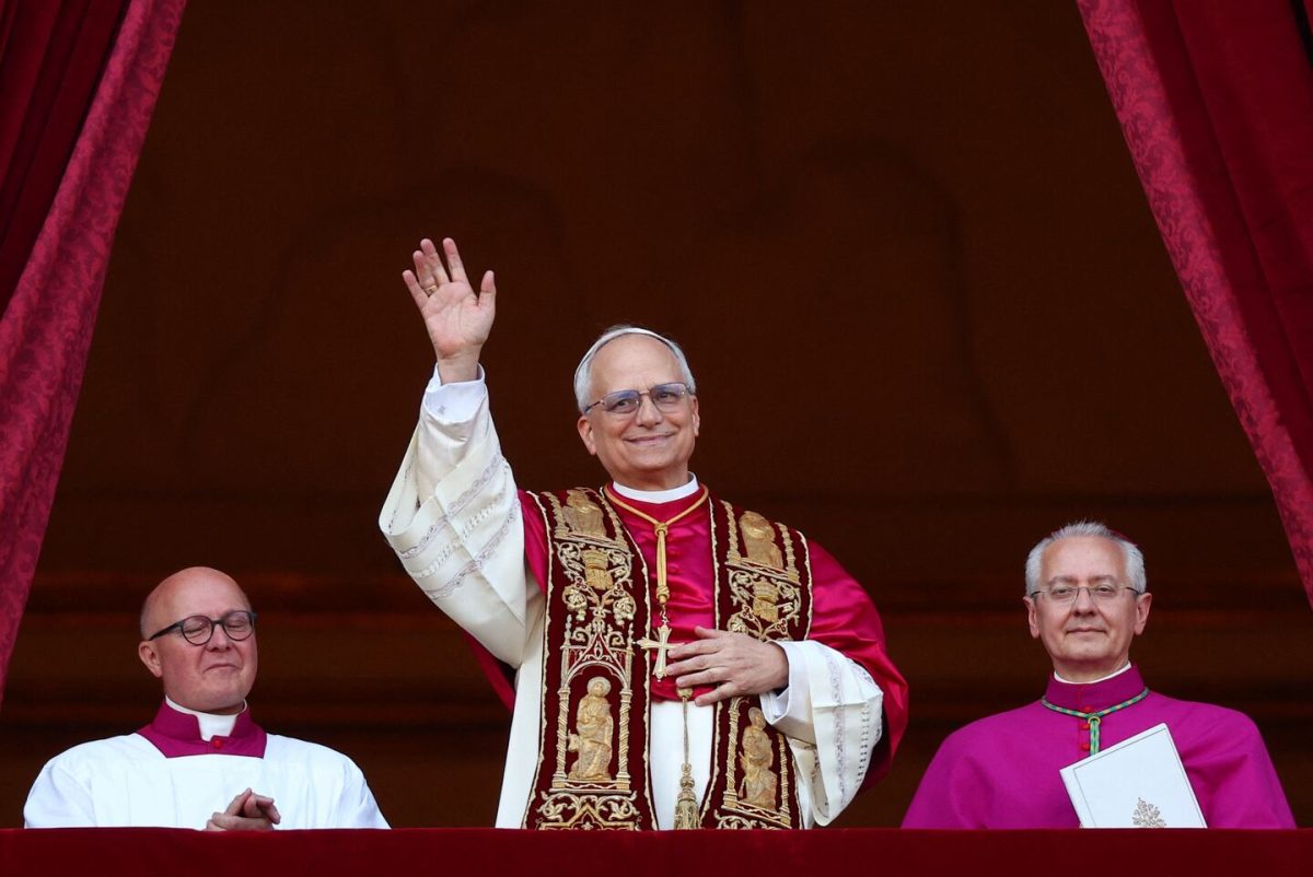 asi-fue-el-saludo-del-nuevo-papa-leon-xiv-desde-el-balcon-del-vaticano-foto-reutersguglielmo-mangiapane-CRAH4A3SAIAQRMNVOQJCLSDLMU.jpg