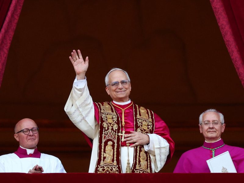 asi-fue-el-saludo-del-nuevo-papa-leon-xiv-desde-el-balcon-del-vaticano-foto-reutersguglielmo-mangiapane-CRAH4A3SAIAQRMNVOQJCLSDLMU.jpg