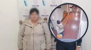 abuela roba celular.JPG