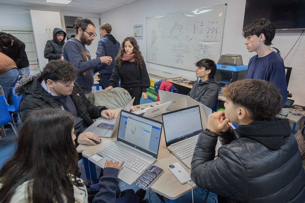 ALUMNOS-DE-LA-EINSTEIN-REALIZAN-UNA-PROTESIS-6.jpg