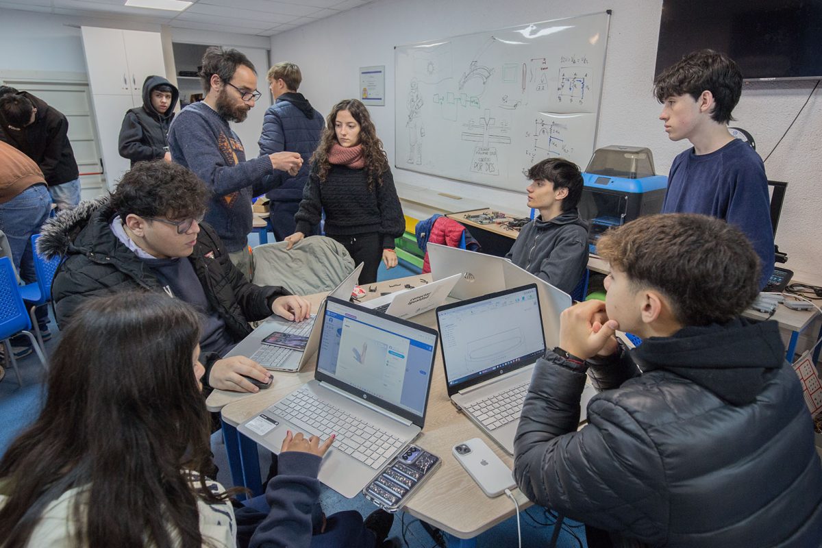 ALUMNOS-DE-LA-EINSTEIN-REALIZAN-UNA-PROTESIS-6.jpg