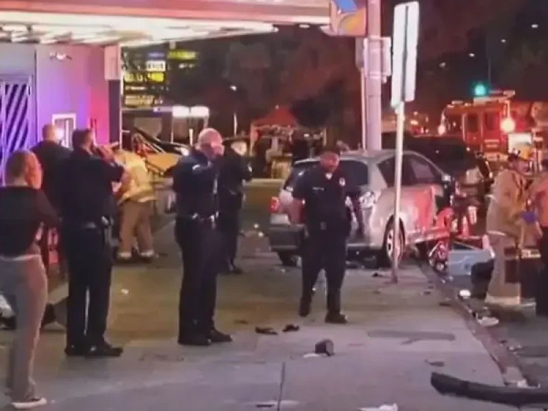 un-auto-atropello-a-decenas-de-personas-en-los-angeles-2064699.jpg