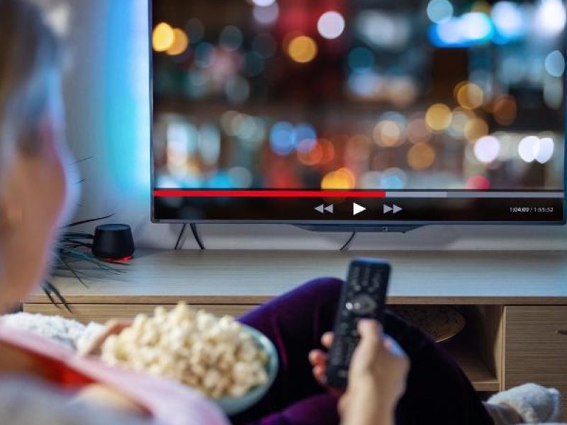mulher-jovem-tv-televisao-streaming-pipoca-lazer-smart-1670521053946_v2_900x506.jpg