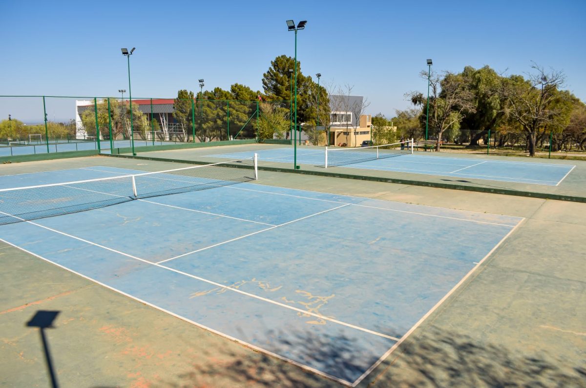 Escuela-de-tenis-en-el-Parque-Recreativo-2.jpeg
