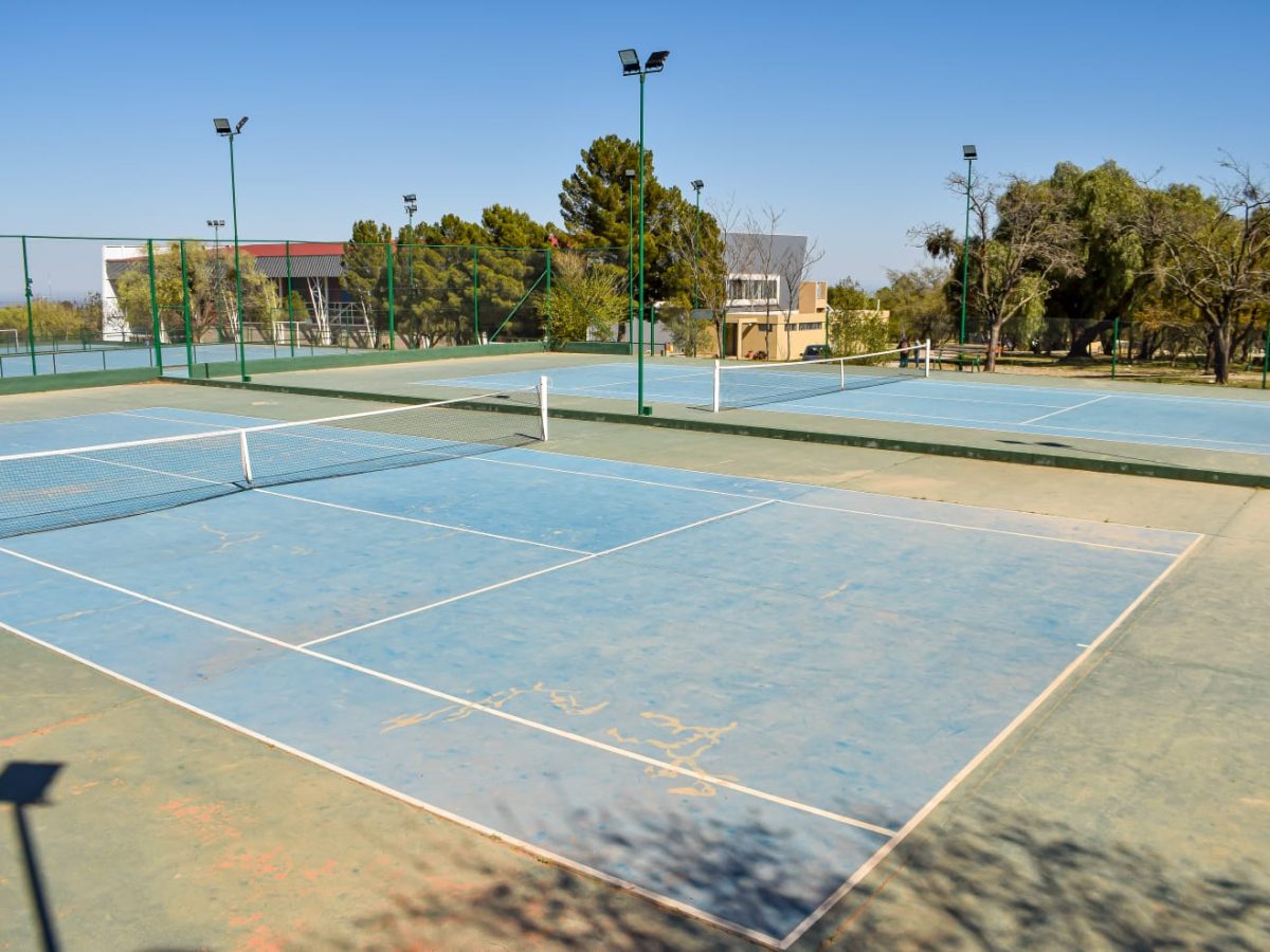 Escuela-de-tenis-en-el-Parque-Recreativo-2.jpeg