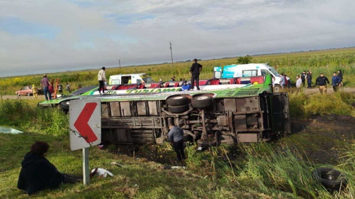 accidente-en-la-ruta-2-volco-un-micro-y-hay-al-menos-2-muertos-2142479.jpg