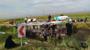 accidente-en-la-ruta-2-volco-un-micro-y-hay-al-menos-2-muertos-2142479.jpg
