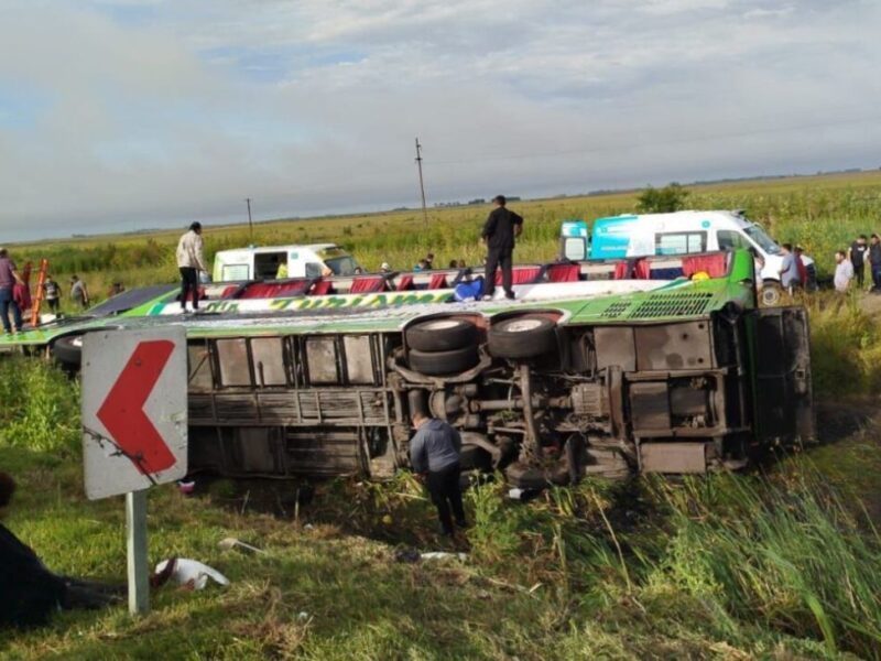 accidente-en-la-ruta-2-volco-un-micro-y-hay-al-menos-2-muertos-2142479.jpg