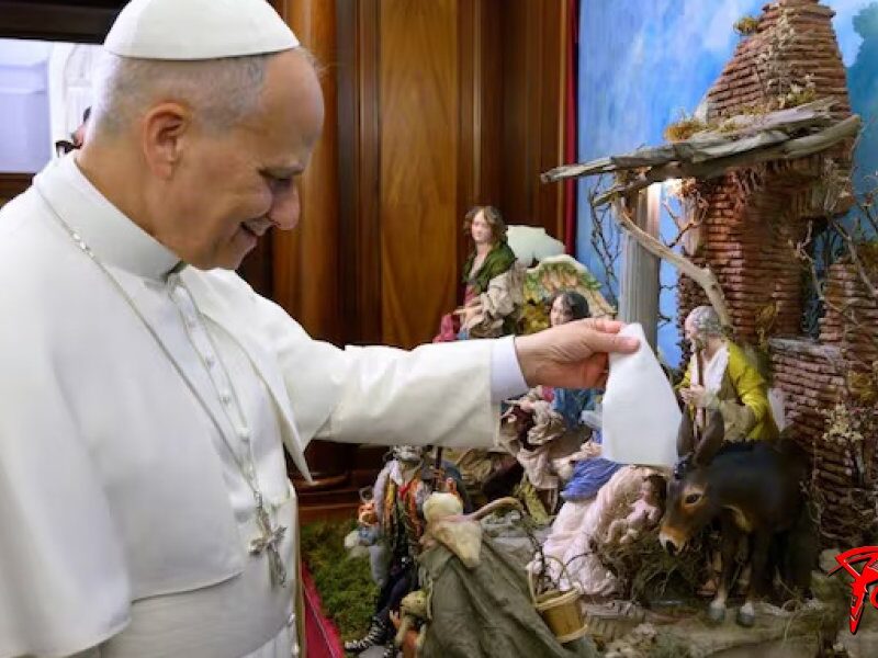 el-papa-leon-xiv-observa-un-pesebre-en-visperas-de-navidad-foto-efe-VRI5CN6NNNDVFOCVV77V374VEU.jpg
