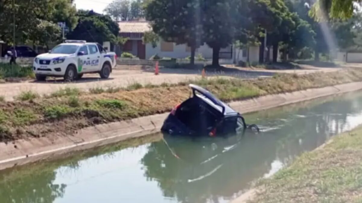 una-pareja-de-adolescentes-volco-su-auto-cayo-a-un-canal-de-riego-y-murio-su-bebe-de-un-ano-foto-gentileza-diario-rio-negro-HACSXSEH35CBJGNAV243IRETYU