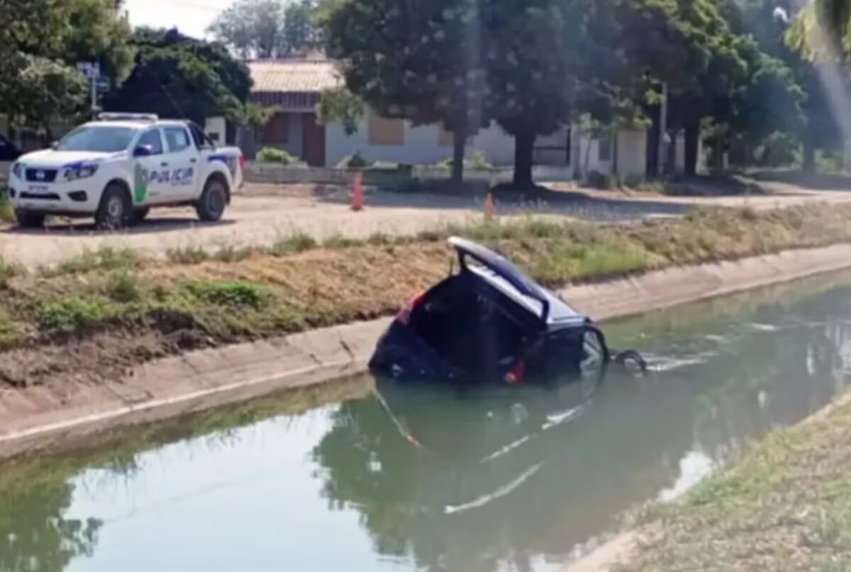 una-pareja-de-adolescentes-volco-su-auto-cayo-a-un-canal-de-riego-y-murio-su-bebe-de-un-ano-foto-gentileza-diario-rio-negro-HACSXSEH35CBJGNAV243IRETYU