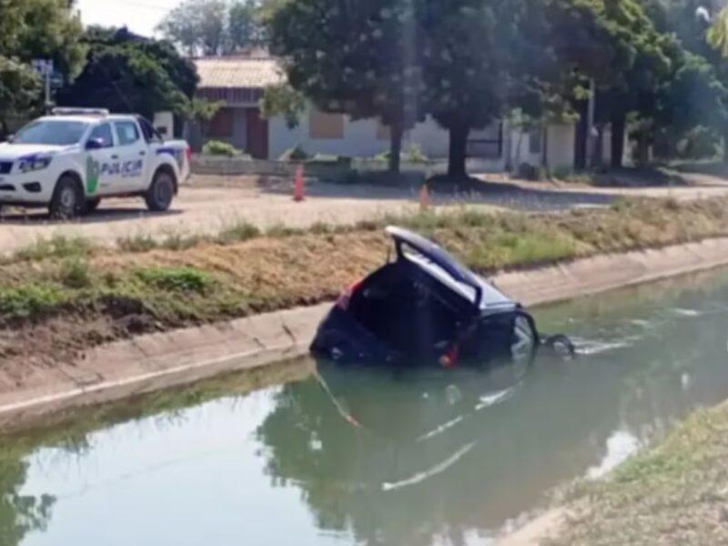 una-pareja-de-adolescentes-volco-su-auto-cayo-a-un-canal-de-riego-y-murio-su-bebe-de-un-ano-foto-gentileza-diario-rio-negro-HACSXSEH35CBJGNAV243IRETYU