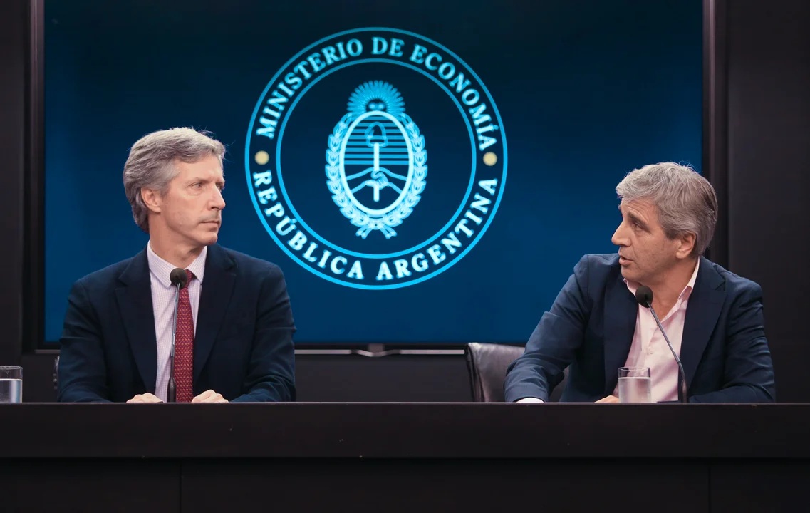 LUIS CAPUTO Y SANTIAGO BAUSILI.jpg