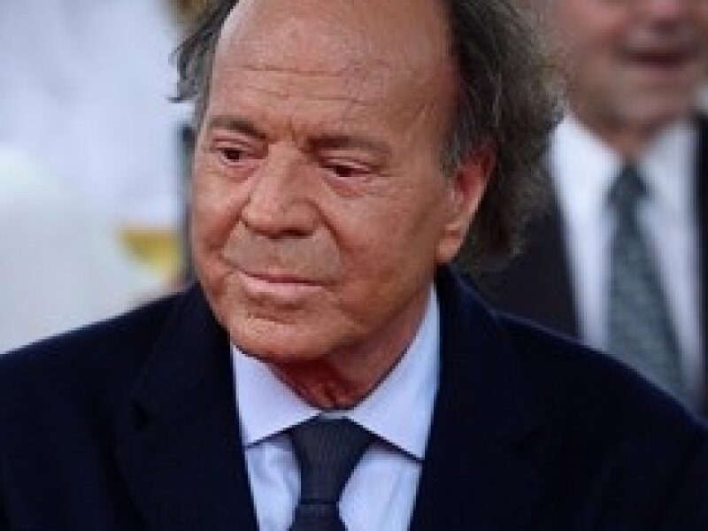 JULIO IGLESIAS.jpg