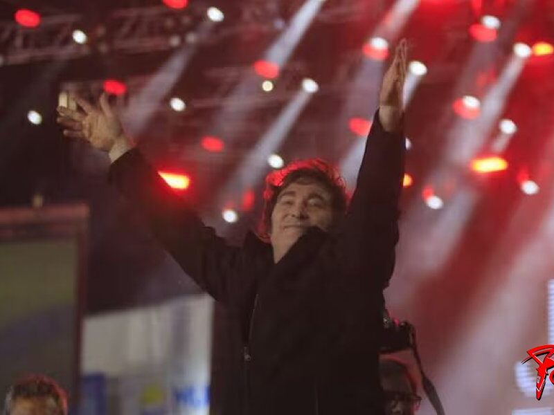 javier-milei-canto-junto-al-chaqueno-palavecino-YBHENVR7NVHBZP7LUFTYKWDYRQ.jpg