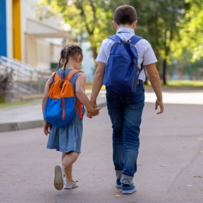 a-que-edad-pueden-ir-los-ninos-solos-al-colegio-xs.jpg