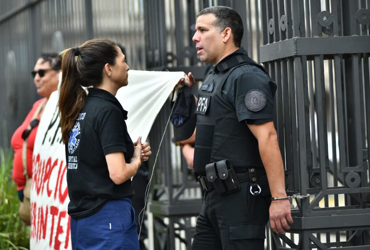 policia federal esposado.JPG