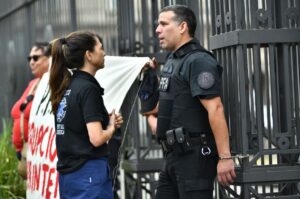 policia federal esposado.JPG