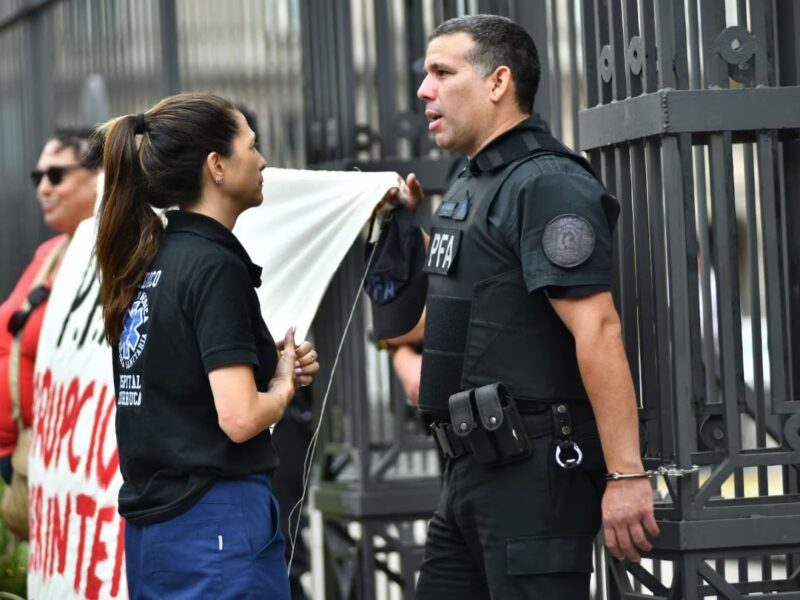 policia federal esposado.JPG