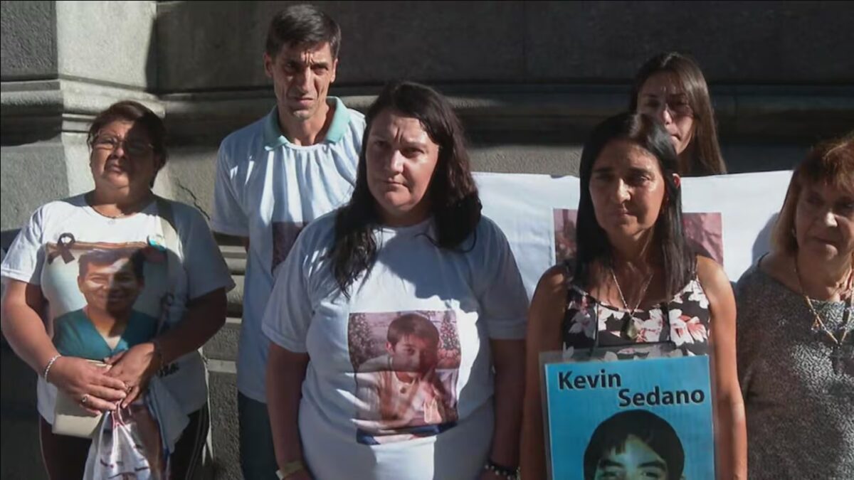 de-izquierda-a-derecha-victoria-cruz-hermana-del-medico-juan-carlos-cruz-asesinado-en-moron-en-2023-martin-y-mariela-sperani-padres-de-joaquin-asesina