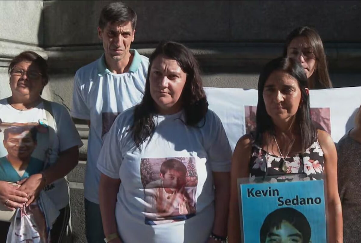 de-izquierda-a-derecha-victoria-cruz-hermana-del-medico-juan-carlos-cruz-asesinado-en-moron-en-2023-martin-y-mariela-sperani-padres-de-joaquin-asesina