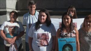 de-izquierda-a-derecha-victoria-cruz-hermana-del-medico-juan-carlos-cruz-asesinado-en-moron-en-2023-martin-y-mariela-sperani-padres-de-joaquin-asesina