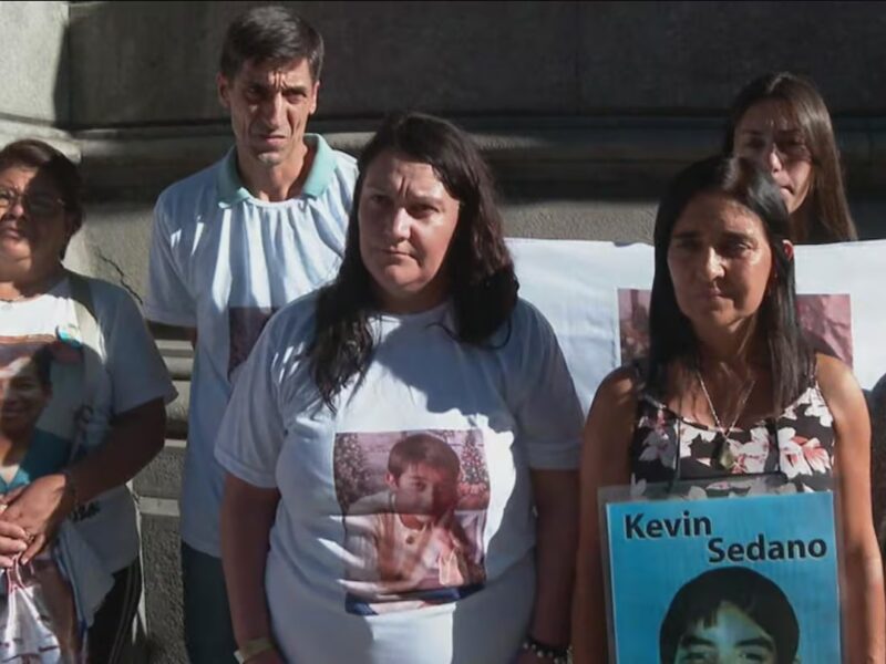 de-izquierda-a-derecha-victoria-cruz-hermana-del-medico-juan-carlos-cruz-asesinado-en-moron-en-2023-martin-y-mariela-sperani-padres-de-joaquin-asesina