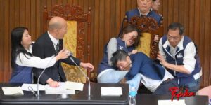 el-principal-legislador-del-kuomintang-kmt-de-la-S5SD5WDUOFEELP5QX2AITD2AZY.jpeg