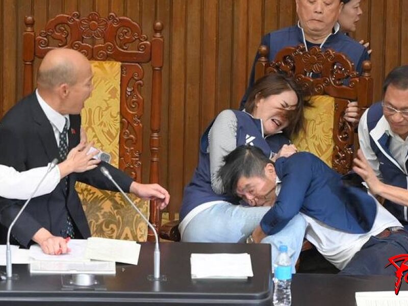el-principal-legislador-del-kuomintang-kmt-de-la-S5SD5WDUOFEELP5QX2AITD2AZY.jpeg