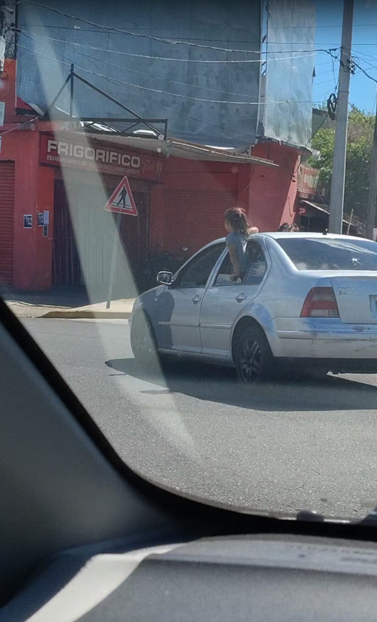 el-video-genero-un-amplio-debate-sobre-la-seguridad-de-los-ninos-y-sobre-el-uso-obligatorio-del-cinturon-de-seguridad-foto-captura-de-video-M5W7U73FCZ
