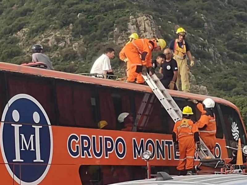 Dos turistas terminaron heridos tras chocar contra un colectivo en una tirolesa