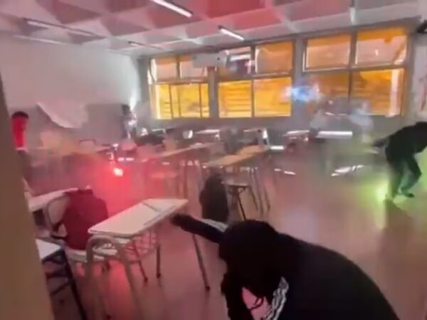 Alumnos desataron una “guerra de bengalas” dentro de una escuela en Catamarca