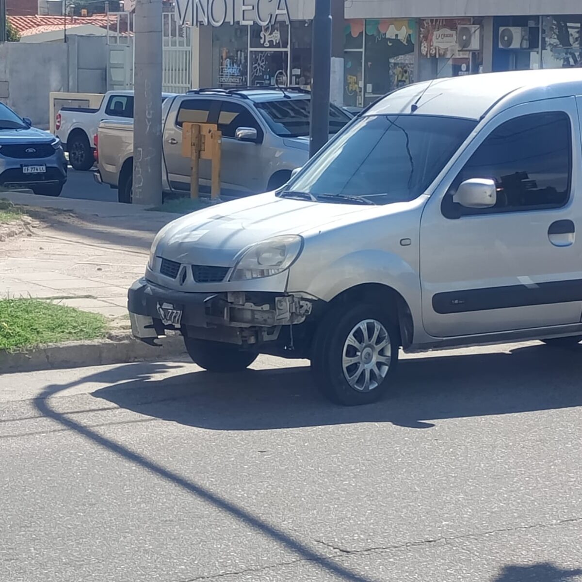 Violento accidente en Sarmiento y República del Líbano: un motociclista terminó hospitalizado