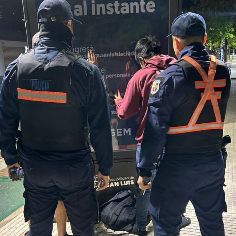 Otra vez los “trapitos”: Les exigían dinero a los automovilistas y terminaron demorados por la policía